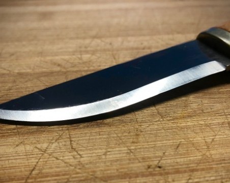 18-годишен намушка с нож баба си