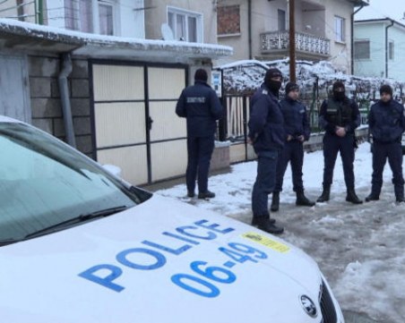 70 души се опитаха да нахлуят в къщата, в която почина дете в Мездра