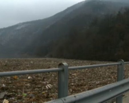 Екокатастрофа: Плаващо сметище в Искър, водата едвам се вижда!