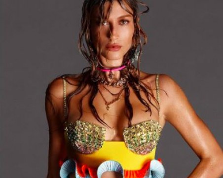 Хейли Бийбър позира за секси реклама на модната къща Versace