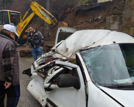 Подпорна стена се срути върху кола в Мадан
