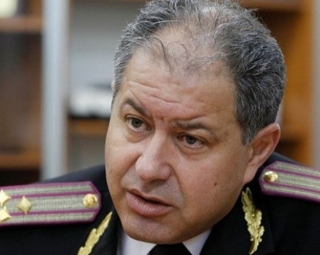 Правителството освобождава шефа на 