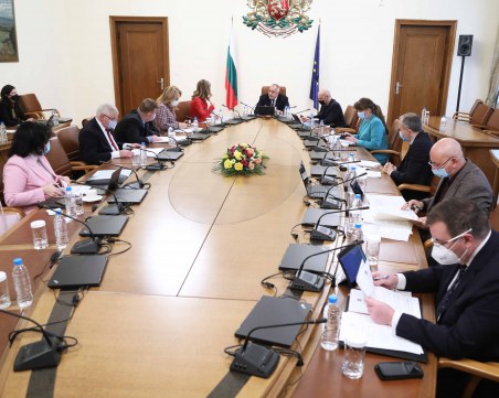 Премиерът: България е с най-леките мерки в Европа, справяме се заради спестени пари