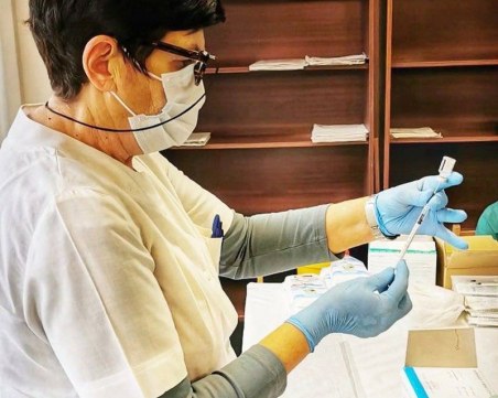 Ваксинираха първите медици и във Военна болница-Пловдив