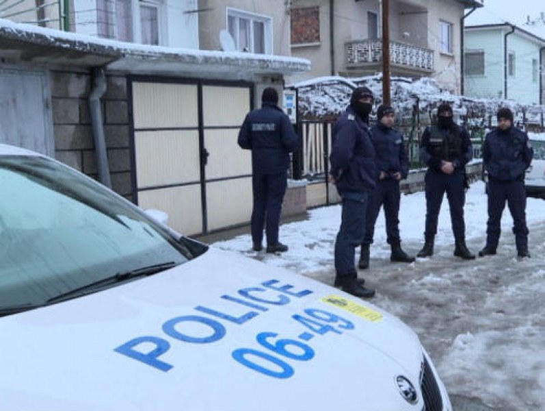70 души се опитаха да нахлуят в къщата, в която почина дете в Мездра