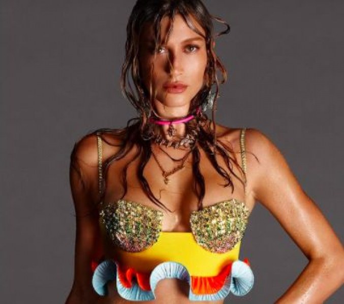 Хейли Бийбър позира за секси реклама на модната къща Versace