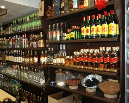 Близо тон алкохол без документи е открит при проверка на павилион в Казанлък