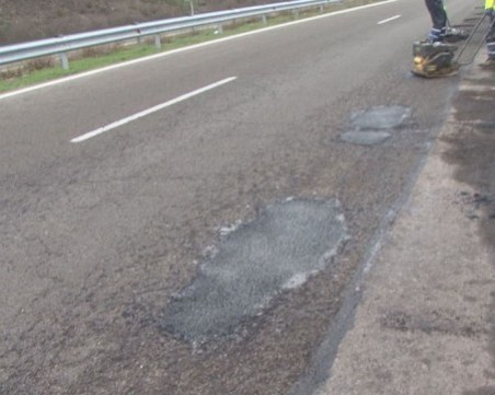 След дъжда: Стотици дупки зейнаха на АМ Тракия