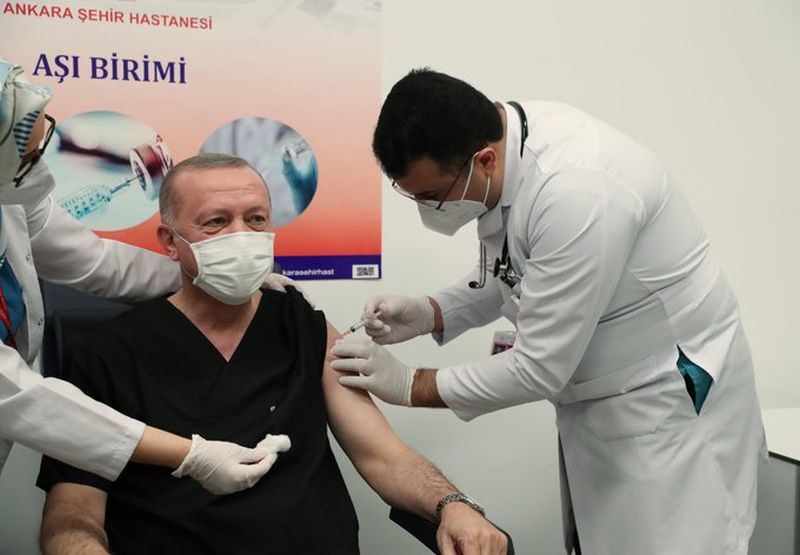 Турският президент се ваксинира с китайската ваксина