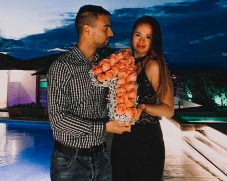 1 година любов! Пловдивчанинът Мико на романтична почивка със златното момиче Христиана