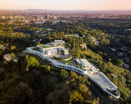 Разходете се в най-скъпия дом в Америка, който най-накрая е завършен и търси собственик!