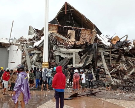 Трус от 6,2 по Рихтер разтърси Индонезия, най-малко 34 души са загинали