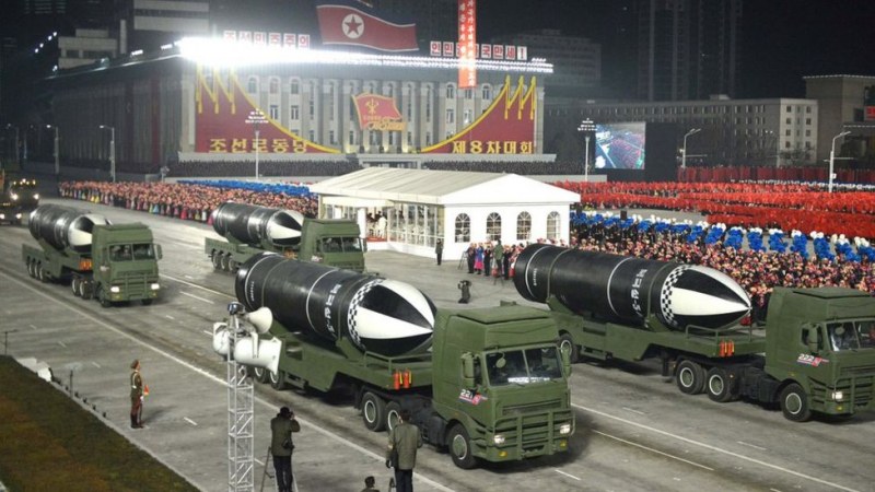 Северна Корея гордо разкри нова балистична ракета, описват я като