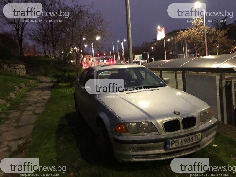 След публикация на TrafficNews.bg: Глобяват шофьора, паркирал в зелени площи до Стария град