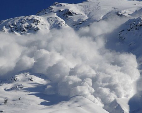 Двама загинаха под лавини в Швейцарските Алпи