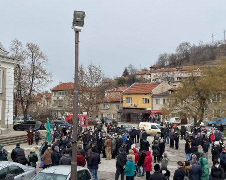 Над 300 души излязоха на протест в Брестовица, искат чиста вода или поне да не плащат за такава