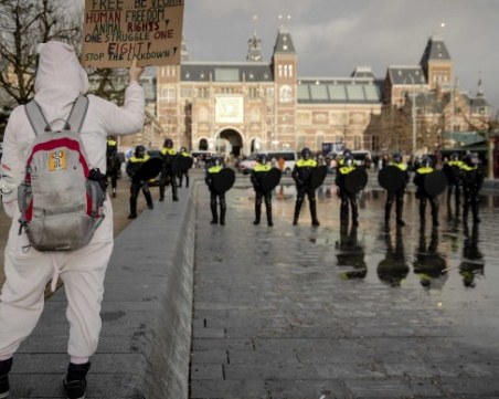 Бунт в Амстердам! Хиляди излязоха по улиците, стигна се до сблъсъци