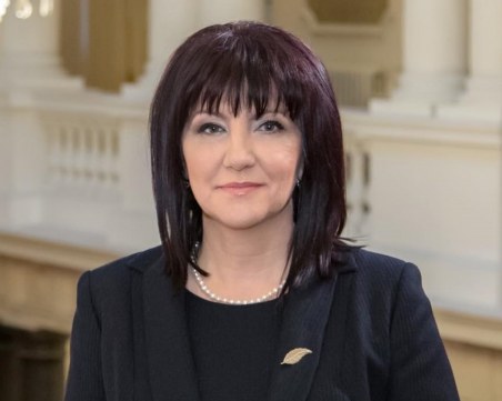 Караянчева: Президентът избра 4-ти април, за да оправдае безсмислените си консултации