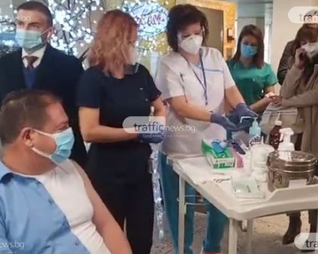 Първият ваксиниран пловдивчанин получи втора доза