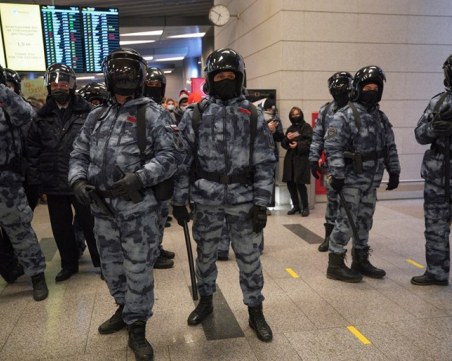 Привърженици на Навални окупираха руско летище, пренасочиха полета му