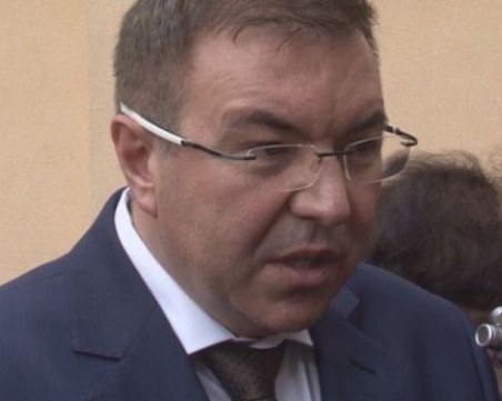 Три класа минават на присъствено обучение, ако заболеваемостта продължи да спада