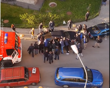 За пример! Вижте как хора преместват кола, за да направят път на пожарна