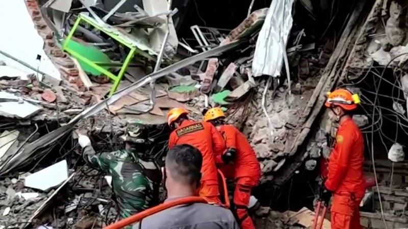 Над 56 са загиналите след земетресението в Индонезия