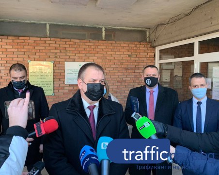 Петима задържани в Пловдив заради схемата с фалшиви документи, сред тях - униформен