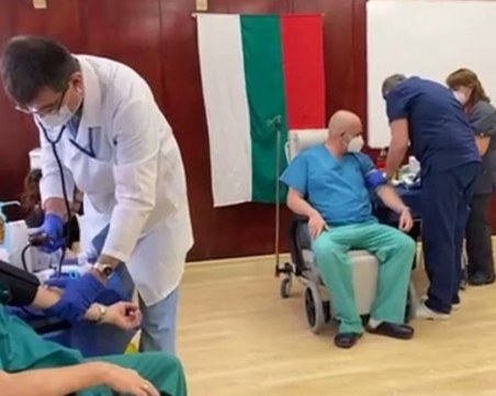 Ген. Мутафчийски получи втора доза от ваксината
