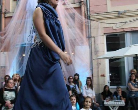 Млади пловдивчани шият дрехи за кукли Барби, ще зарадват с тях болни дечица