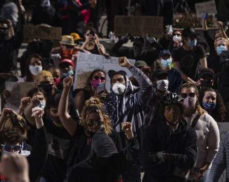 Рехави протести и безпрецедентни мерки във Вашингтон, проверяват дори гвардейците