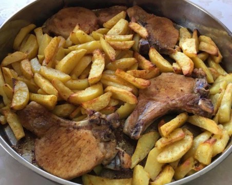 Само за гладни: Рецепта за свински котлети с картофи на фурна