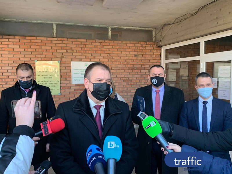 Петима задържани в Пловдив заради схемата с фалшиви документи, сред тях - униформен