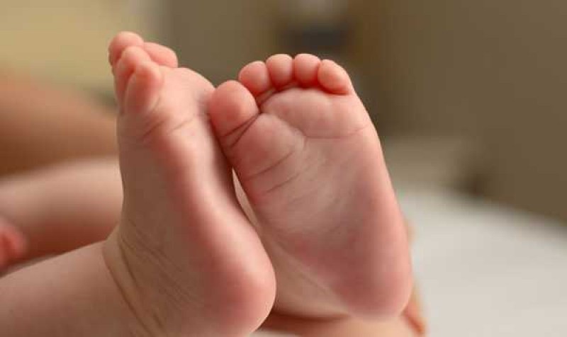 Изписаха шестмесечно бебе след лечение от коронавирус