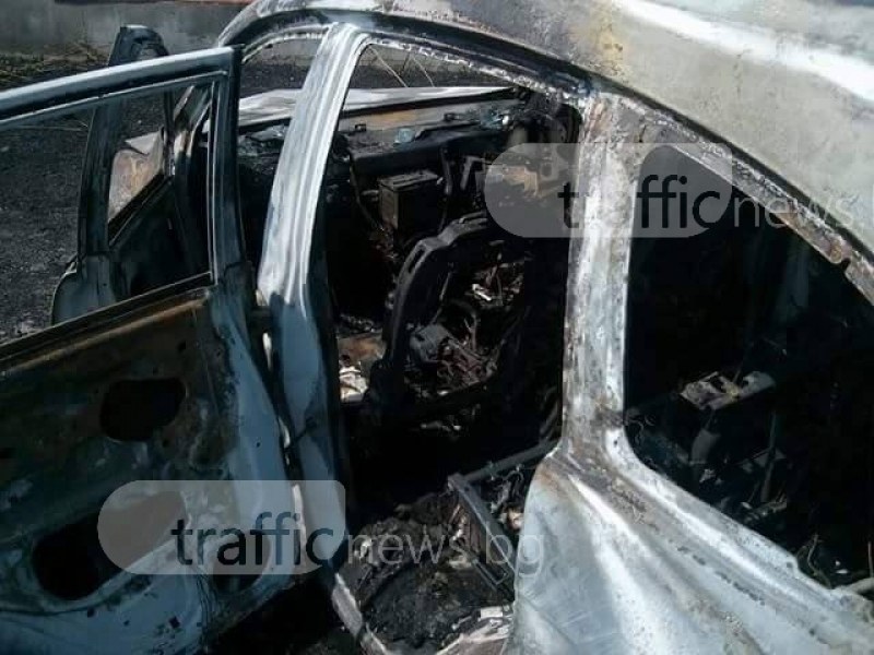 Паркиран автомобил изгоря до основи в карловско село