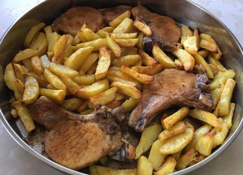Само за гладни: Рецепта за свински котлети с картофи на фурна