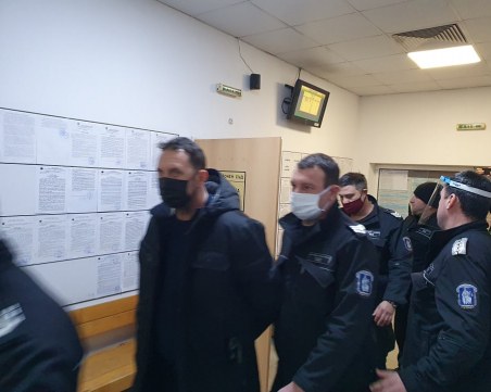 Доведоха с белезници фалшификаторите и пловдивския полицай, който работел за тях