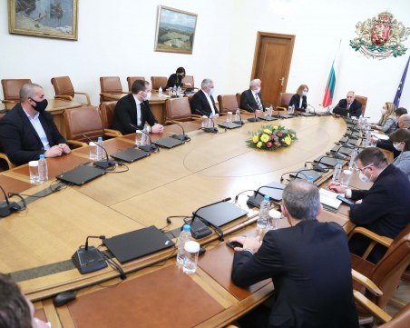 Правителството отпусна 3,7 милиона за най-засегнатите региона от наводненията