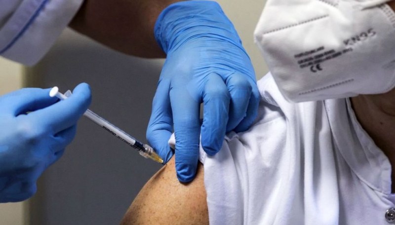 Две медицински лица са се заразили с COVID-19 след първата доза ваксина в Хасково