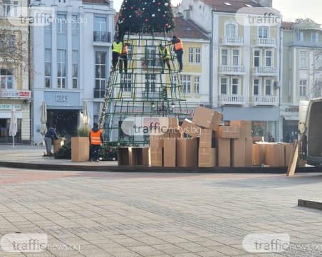 Демонтират коледната елха пред Общината