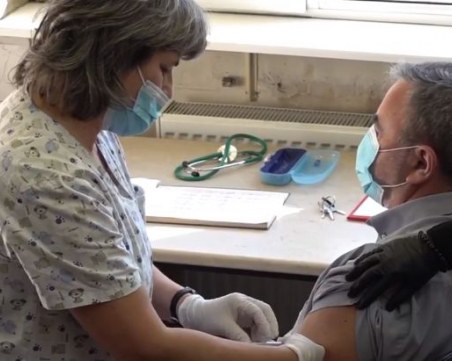 Главният държавен инспектор се имунизира срещу COVID-19