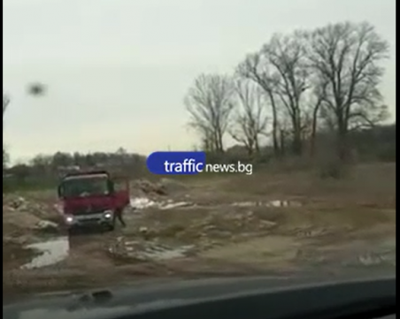 Камиони отново разтоварват строителни отпадъци край Въча! Кмет от Пловдивско сезира прокуратурата