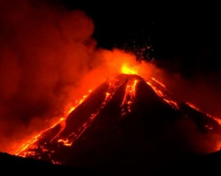 Вулканът Етна изригна, изхвърляйки лава и пепел на 100 метра височина