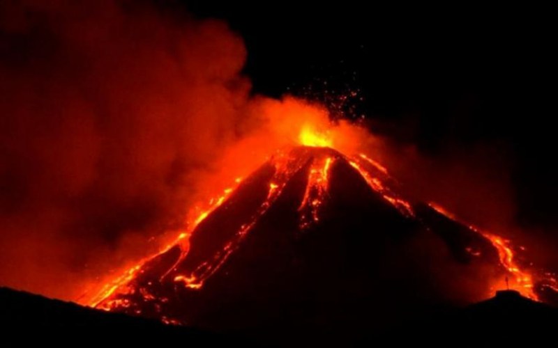 Вулканът Етна изригна, изхвърляйки лава и пепел на 100 метра височина