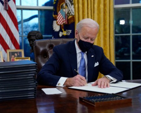 Байдън се захваща да обърне политиките на Тръмп с изпълнителни заповеди