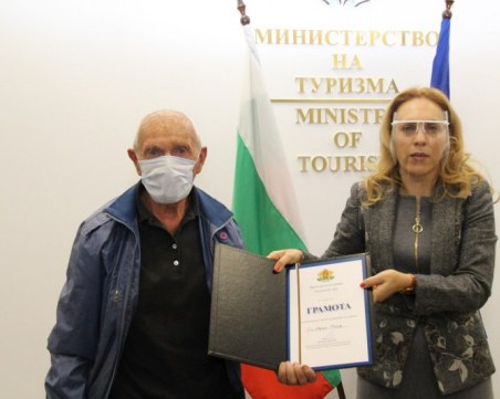 Наградиха най-възрастния скиор у нас - 96-годишния родопчанин дядо Иван