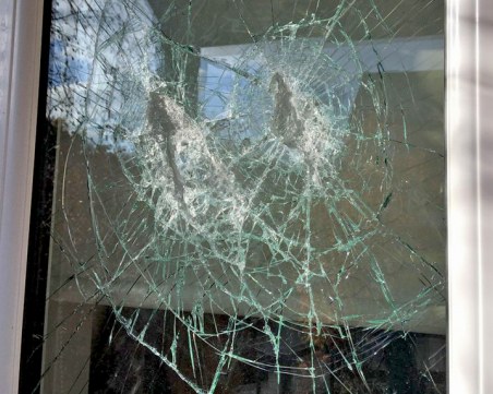 Вандали потрошиха прозорците на къща в пловдивско село