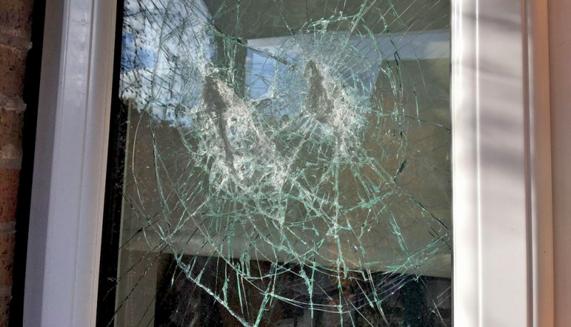 Вандали потрошиха прозорците на къща в пловдивско село