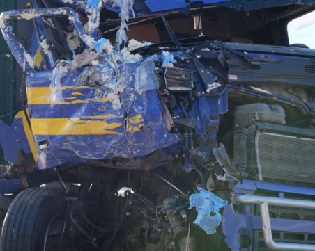 Български микробус и камион се удариха край Солун