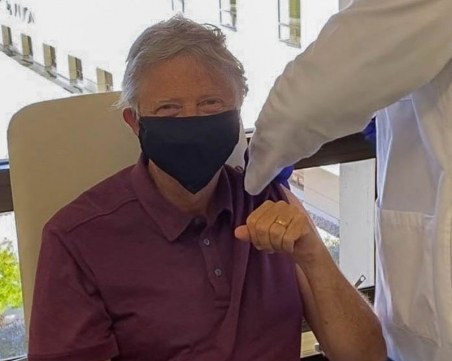 Бил Гейтс се ваксинира срещу COVID-19